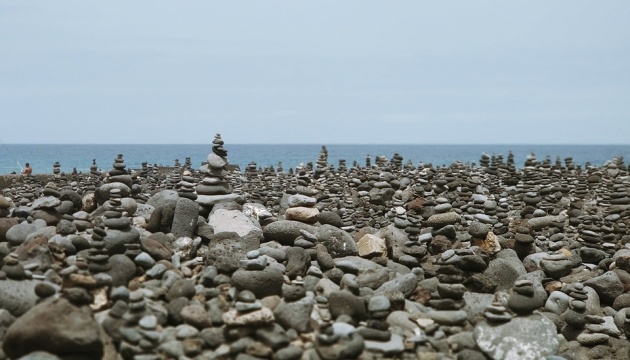 Власти Тенерифе хотят запретить башни из камней на пляжах