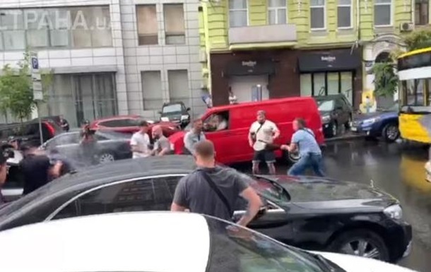 Мужчину, прыгнувшего на капот машины Порошенко, допросила полиция