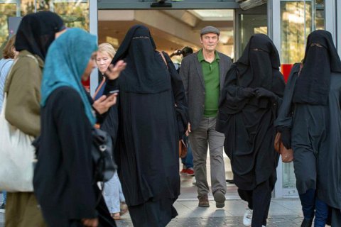 В Нидерландах запретили ношение паранджи в общественных местах
