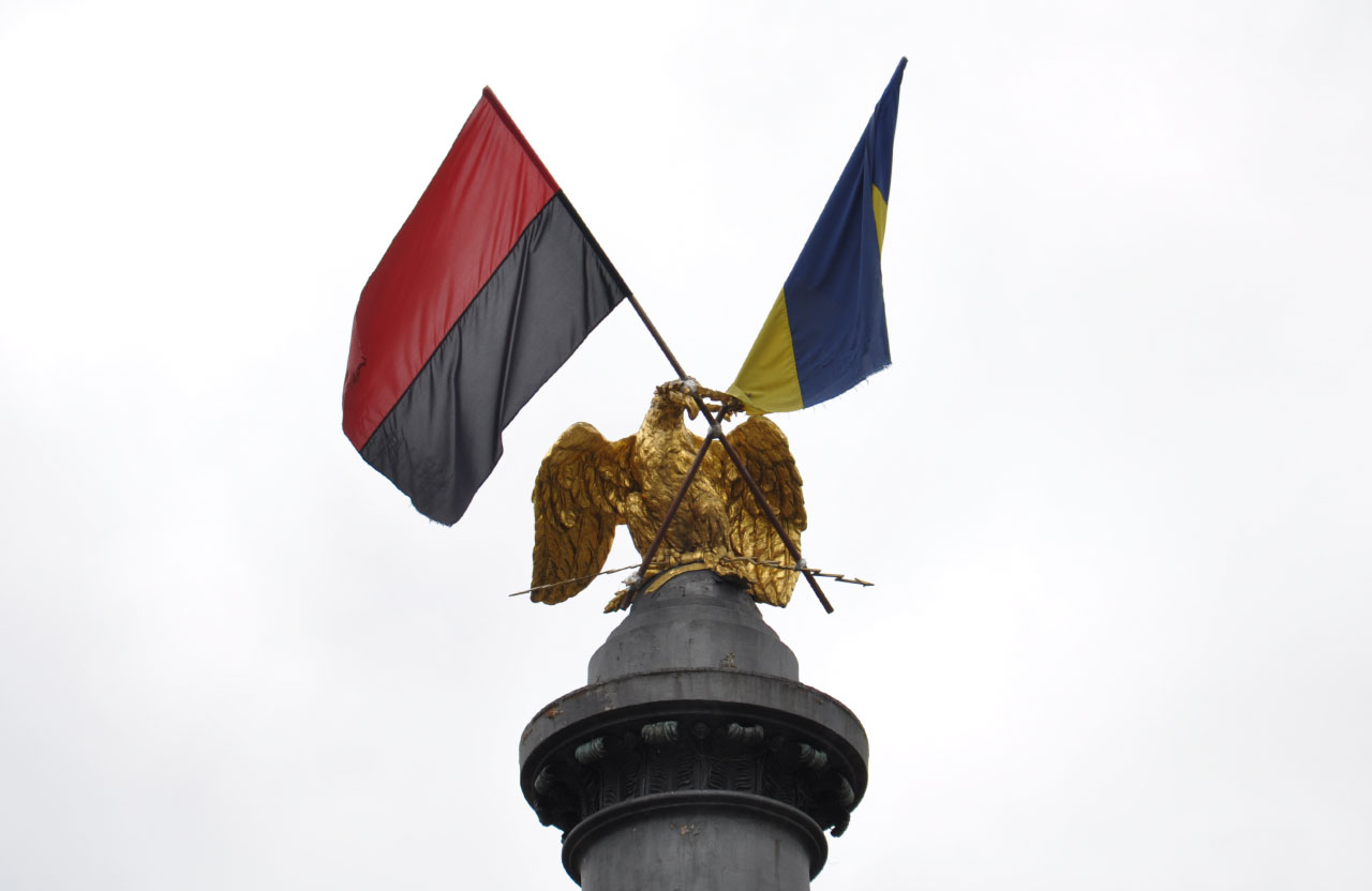 Вісті з Полтави - На сесію міськради Полтави винесуть проект рішення про демонтаж прапорів з пам’ятника Слави