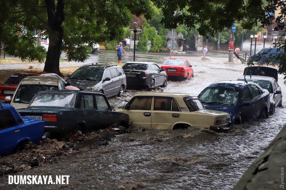 В Одессе поток воды во времена ливня снес десяток машин и разворотил коллектор
