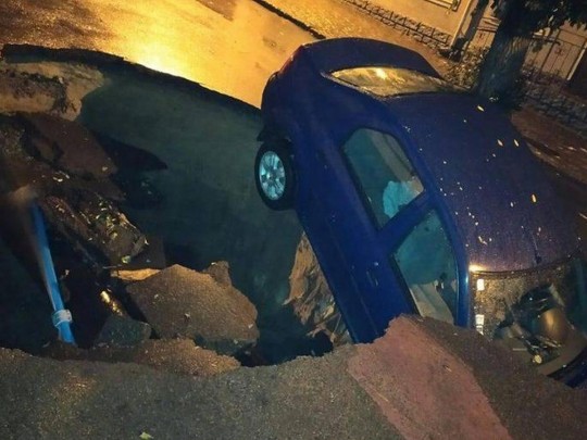 После ливня в Одесской области авто с пассажирами провалилось под землю: фото с места ЧП