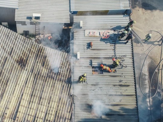 Пожар на базаре возле метрополитен "Дарница" в Киеве показали с духа: опубликованы фото и видео
