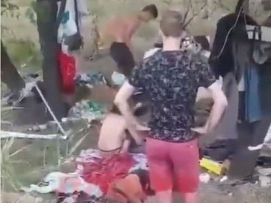 Гвоздили ногами по котелке: в Запорожье пьяные молодчики напали на бездомных(видео)