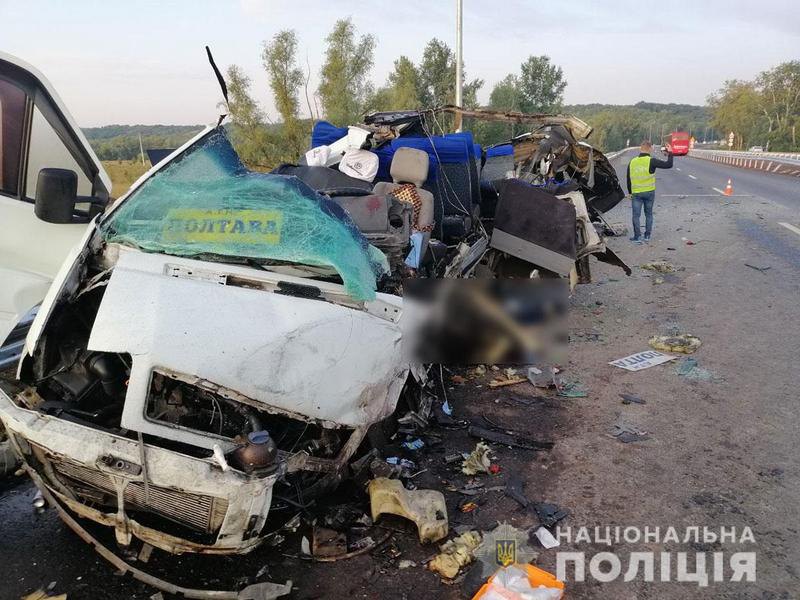 ​В Полтавской области микроавтобус влетел под автобус, погибли два человека