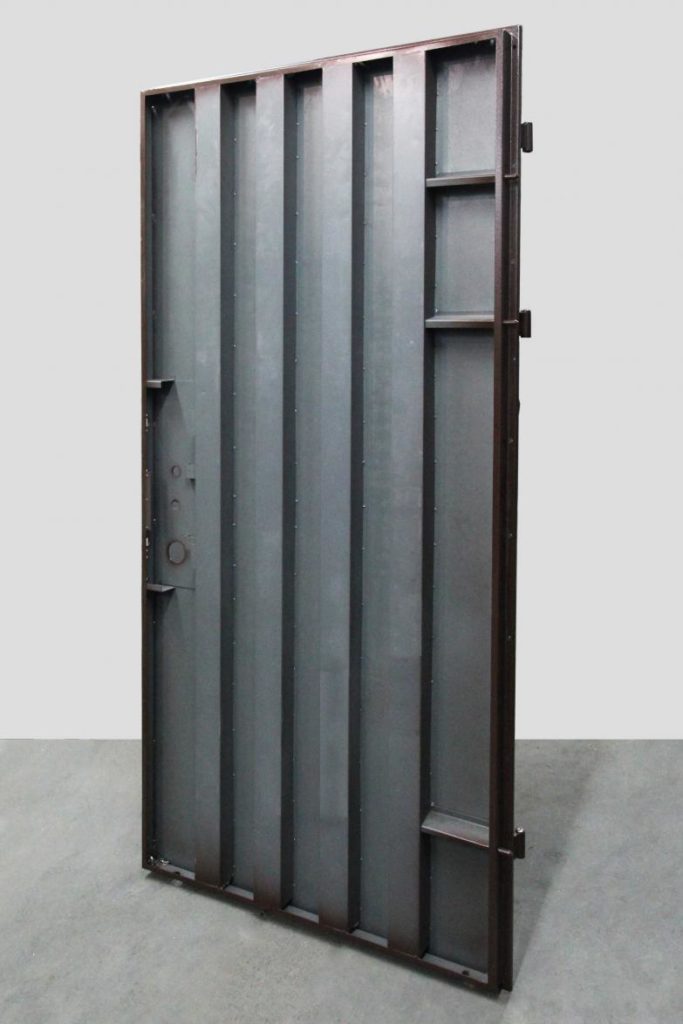 Металлическая дверь в квартиру фото и отзывы, модели с окном для частного дома