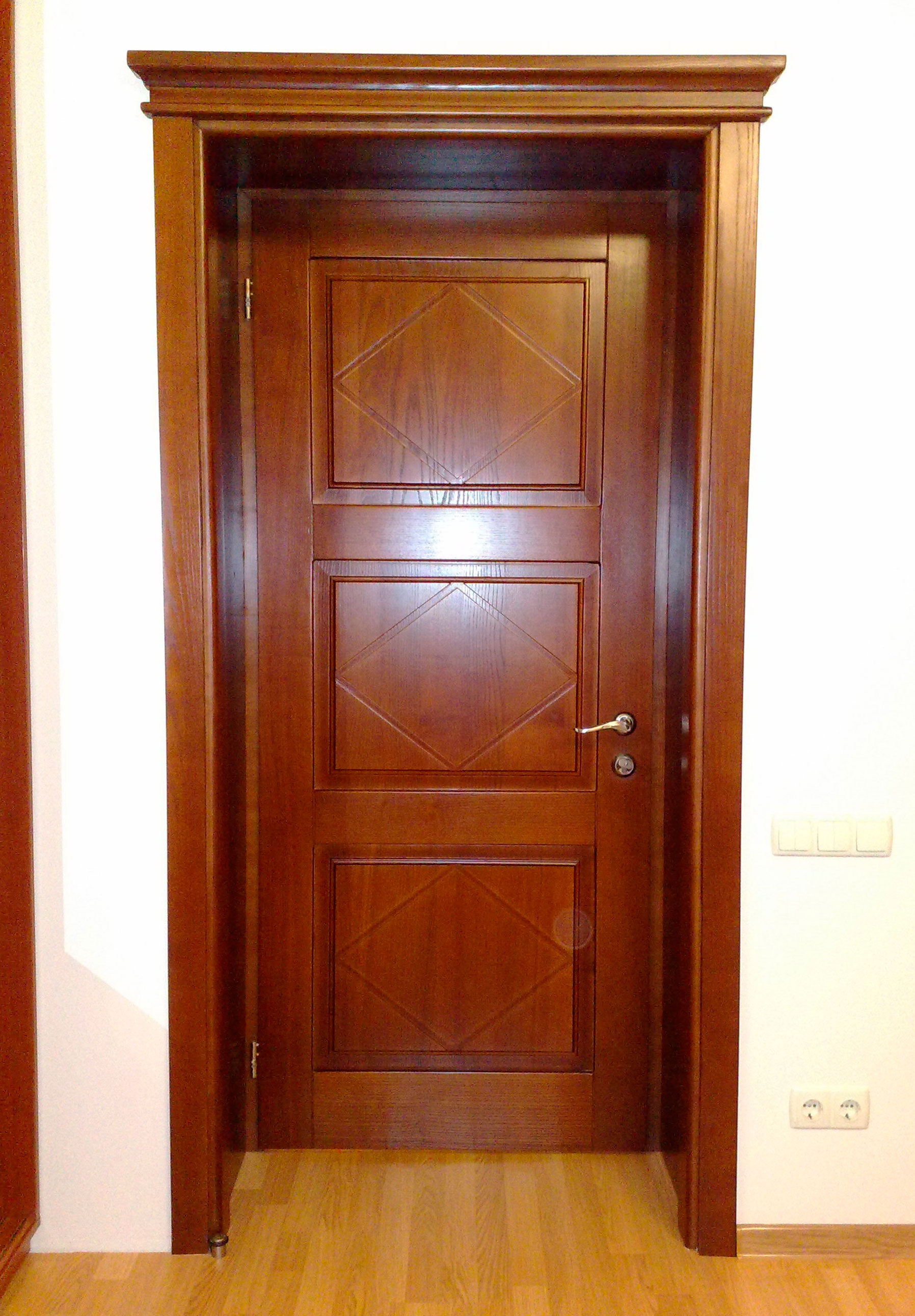 Двери из массива ясеня межкомнатные и входные, фото в интерьере