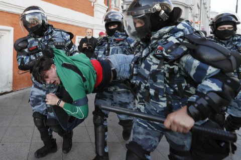 ​На протестных акциях в России в субботу застопорили 352 человек