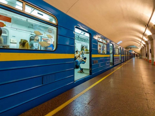 ЧП в метрополитен в Киеве: на рельсы упал человек(видео)