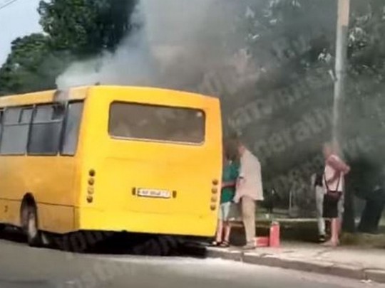 Возле метрополитен Лесная третий один за месяц горит маршрутка: в сеть влетели кадры пожара