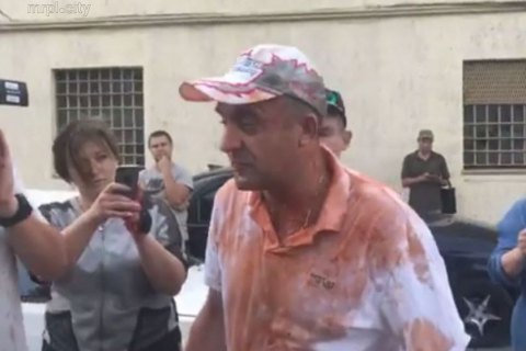 Вышедшего на свободу корректировщика обстрела Мариуполя обдали томатным соком и зеленкой