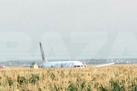 Большинство пассажиров засевшего на кукурузном поле российского аэроплана отказались лететь в Крым