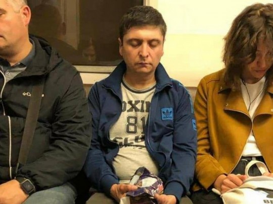 Сеть подорвал двойник Зеленского, запримеченный в киевском метро