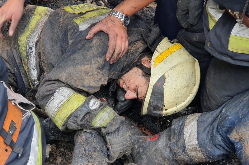 В Днепре во времена тушения пожара на спасателей упала крыша