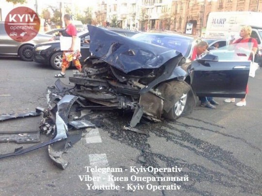 В фокусе Киева джип напоролся на пешеходов: первые фото и видео с места ЧП