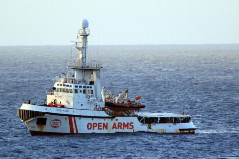 Испания навестила за мигрантами с Open Arms военный корабль