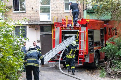 В Киеве при пожаре в квартире пятиэтажки погибла женщина