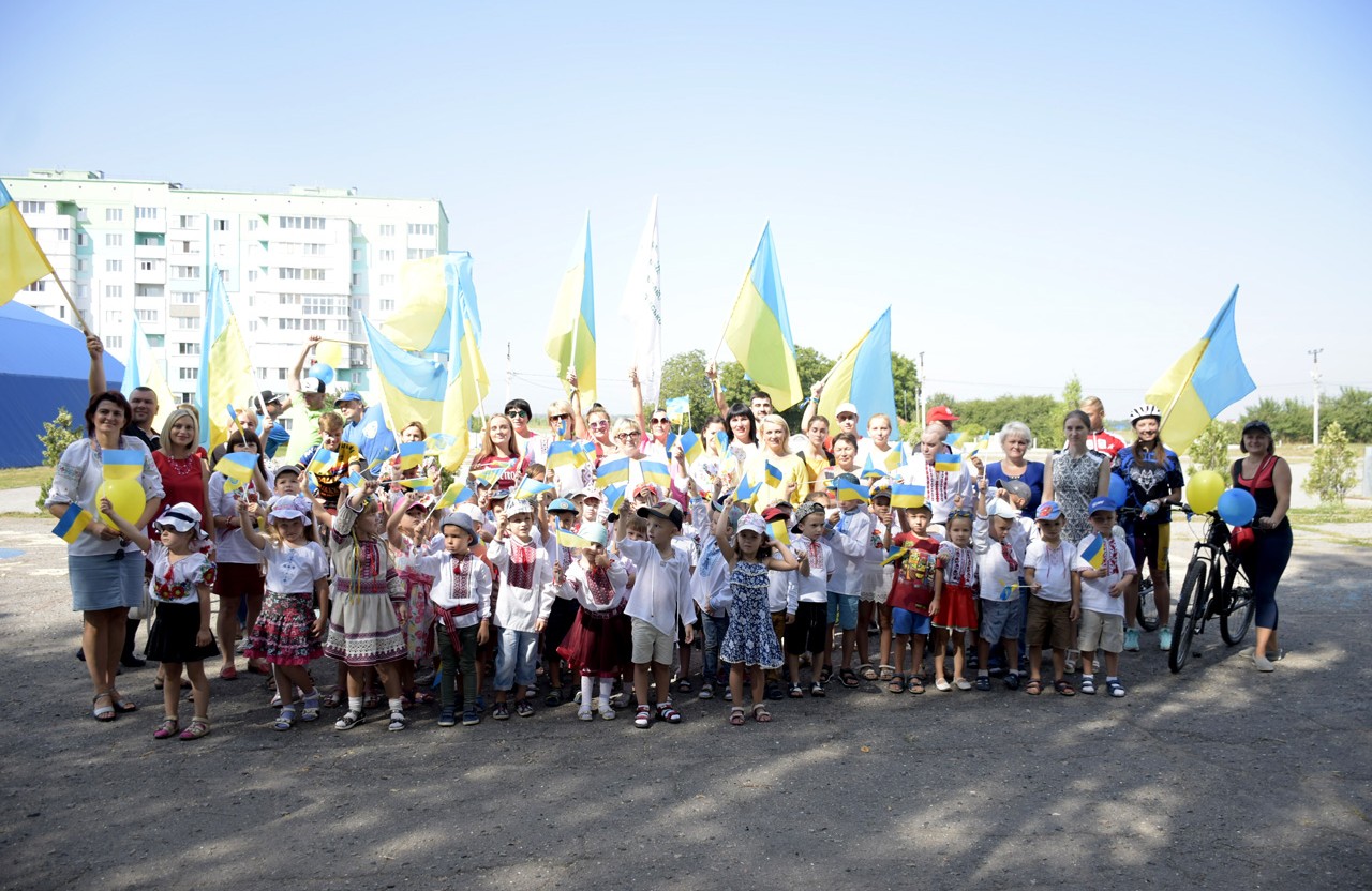 Вісті з Полтави - Щербанівська громадина організувала флешмоб до Дня Державного Прапора