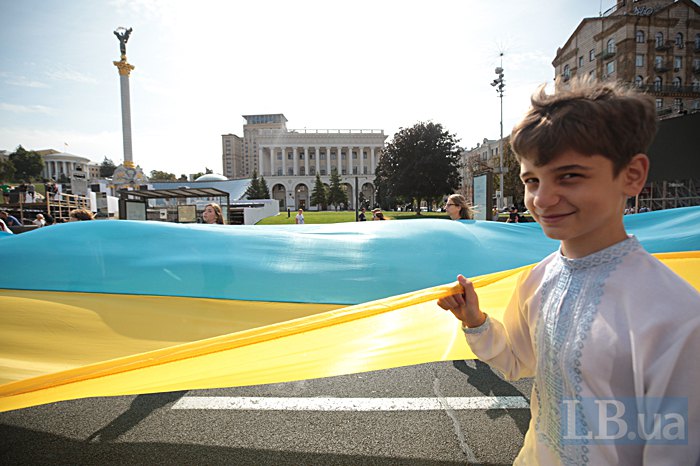 В Киеве состоялся марш с гигантским флагом Украины