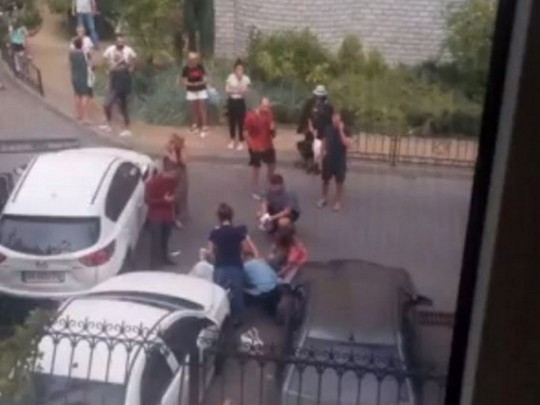 В Киеве застопорили женщину-водителя, переехавшую на парковке мать с ребенком