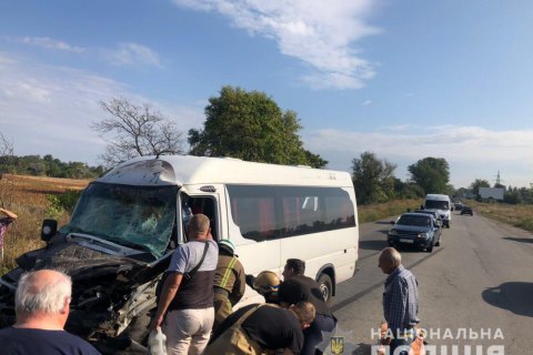 10 людей потерпели в итоге столкновения маршрутки с грузовиком в Днепропетровской области