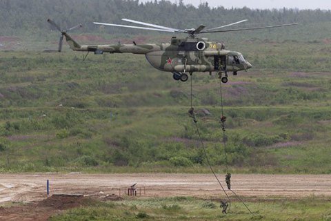 В оккупированном Крыму РФ отрабатывает высадку десанта с вертолетов