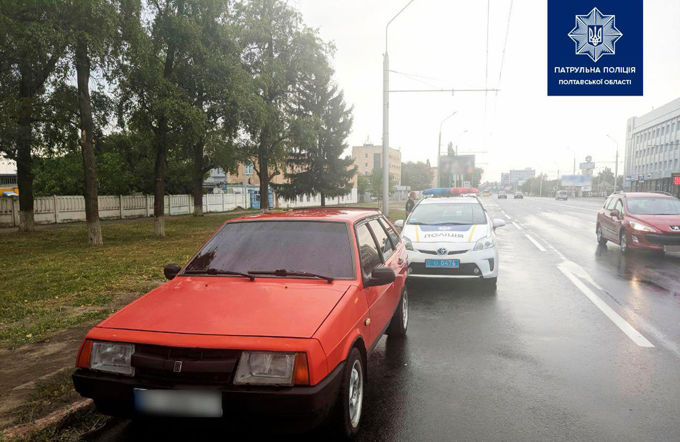 Вісті з Полтави - Полтавські патрульні виявили у водія автомобіля підроблене посвідчення, яке він придбав в інтернеті