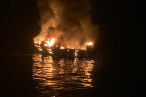 Водолазы вскрыли тела 25 погибших после пожара на корабле в Калифорнии