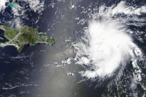 Ураган "Дориан" понизили до четвертой категории, однако он все еще очень опасен