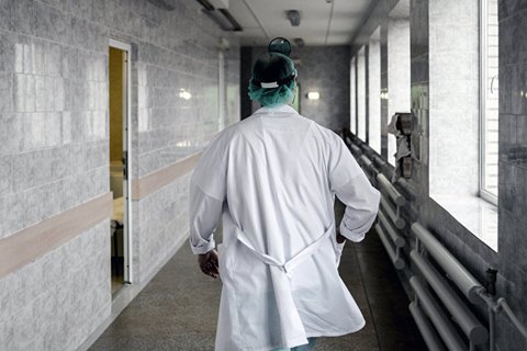 Врач, обвиненный в харассменте, продолжает работать в киевской больнице