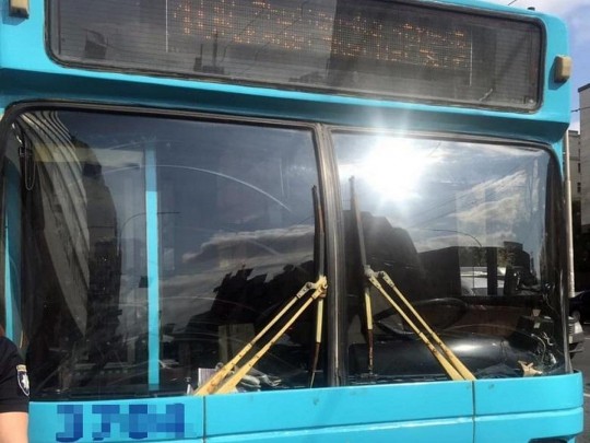 В Киеве дядька обстрелял троллейбус с пассажирами: фото хулигана