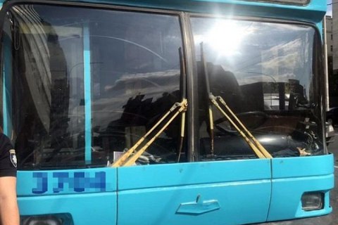 ​В киевском троллейбусе дядька изранил из пистолета двух пассажиров(освежено)