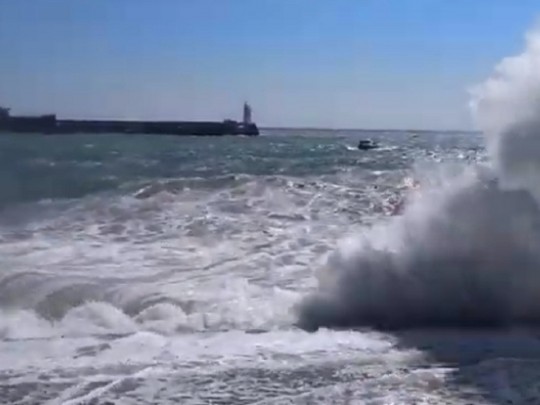 В Крыму разбушевалось море: видео летальной стихии