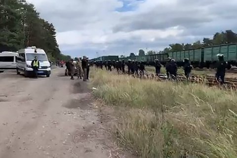 Во Львовской области приключились столкновения между полицией и активистами, блокировавшими вагоны с российским углем