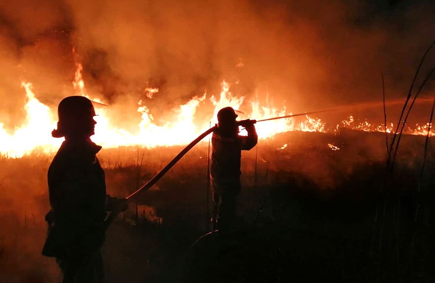 Вісті з Полтави - У Чутівстькому районі рятувальники 6 годин тушили пожежу очерету