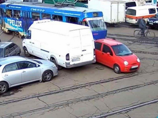 Милиция отыскала "героиню парковки", машину которой семь разов передвигали пассажиры трамваев в Одессе: что ей грозит(видео)