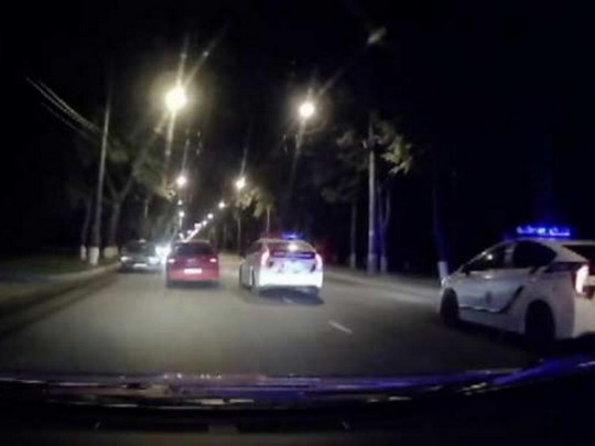 В Сумах водитель зажал руку полицейского дверью авто и протащил его по дороге(видео)