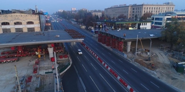 Мэр Киева показал, как заводили пролет Шулявского моста над проспектом Победы